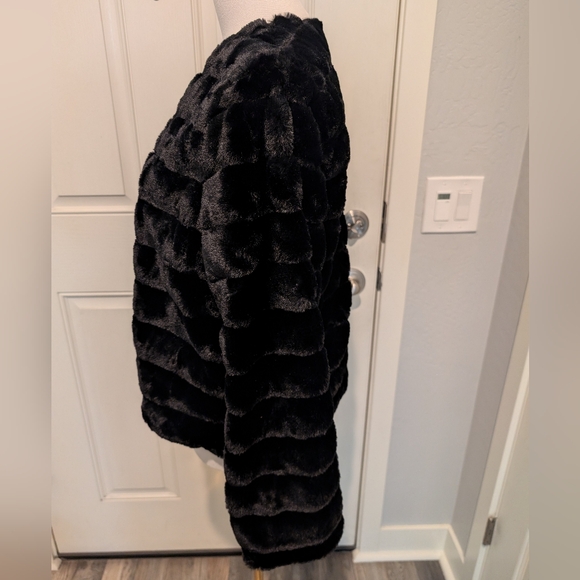 BTFBM Faux Fur Open Front Jacket Collarless Size Medium NWT - Picture 4 of 12